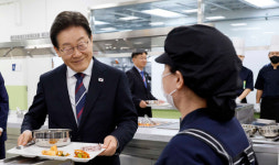 시대인재 H관 식당 | 이 대통령 “돈은 마귀지만, 천사 모습으로 나타난다”