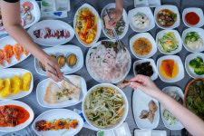 24가지 반찬이 쫙…변변한 식당 없이도 북적인 1박3식의 섬