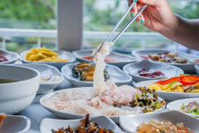 24가지 반찬이 쫙…변변한 식당 없이도 북적인 1박3식의 섬