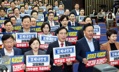 [중앙시평] 극단의 그림자에 갇혀 버린 보수 정당