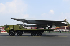 시진핑 표정은 어두웠다…美겨냥 전략핵 무기 선보인 그의 고민