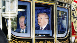 트럼프 왕처럼…황금마차 타고 윈저성 행차, 영국군 1300명 사열