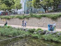 청계천 다슬기 바라보는 북악산 두꺼비 바위…20주년 청계천에 새 공공미술