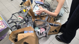 수십만원 펑펑 쇼핑백 든 큰손, 명동 편의점 매출 100배 뛰었다