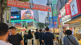 수십만원 펑펑 쇼핑백 든 큰손, 명동 편의점 매출 100배 뛰었다