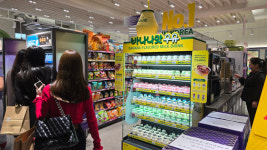 수십만원 펑펑 쇼핑백 든 큰손, 명동 편의점 매출 100배 뛰었다