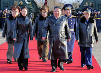 가죽코트에 선글라스 김주애 앞세운 김정은 공군에 새 전략자산
