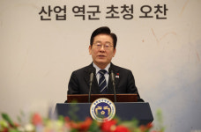 李대통령 “이 나라를 세운 영웅들”…산업 역군 90명 초청 오찬