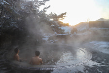 노천탕 몸 담그니 일본 안 부럽다…수안보 온천 공짜로 즐기는 법
