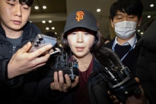 '강선우 1억' 김경, 3시간 반 조사 후 귀가…재소환 방침