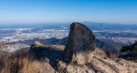 무협영화 한 장면 아닙니다…금오산 절벽에 매달린 공중 사찰