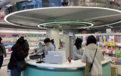 약국서 화장품 싹 쓸어간다…외국인 몰리는 홍대 약국 정체 [비크닉]