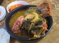 간판을 보니 맛집…불현듯 뼈해장국이 먹고 싶어서 망원동으로 [송원섭의 식판]