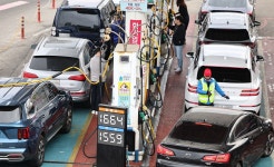 이란 뉴스 보고 달려왔다…기름값 걱정에 주유소 앞 장사진