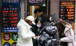 이란 뉴스 보고 달려왔다…기름값 걱정에 주유소 앞 장사진