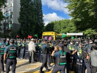 [속보] 잠실7동 제2투표소에 경찰 기동대 투입…봉쇄 34시간 만