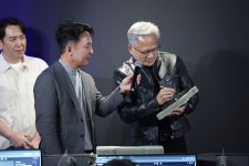 ‘깐부’와 점심·저녁…그 사이엔 PC방 두 번 간 젠슨 황