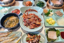 돼지 시키면 한우가 밑반찬…이게 남도 연탄 불고기 ‘클래스’