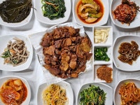 돼지 시키면 한우가 밑반찬…이게 남도 연탄 불고기 ‘클래스’