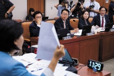 “조희대씨 당장 나가라” 서면제청 폭발한 與, 법사위 세운다