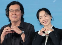 24년 만에 베니스 진출 이창동 “해고 노동자 폭력 진압 사태서 착안”
