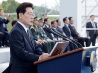 李 “DMZ 부상 장병 마음 아파…北 대화 복원 함께하길 촉구”
