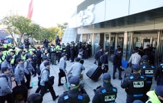 [포토타임]‘지방선거 147일 만’ 투표지 공개검증 착수…올림픽공원 현장 진입