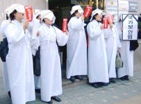 ‘보안법 처리 유보’ 항의 소복 시위