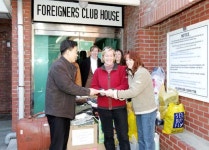 현대중공업 외국인 감독관·가족들 성금 전달