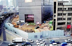 신세계백화점 본점, 시민 보행권은 ‘헌신짝’
