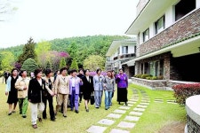 청남대 안마당서 찬지 벌인다