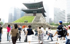 ‘지하상가 위 횡단보도’ 울고웃는 사람들