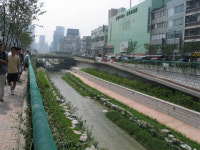 청계천으로 어떻게 내려가요?