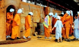 숯 익는 마을이 지친 몸 부르네