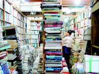 산더미처럼 많은 책 고르는 재미 쏠쏠