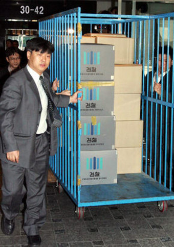 론스타 압수수색 현장…60여명 철통보안 속 샅샅이