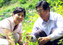 ‘부녀 정성’ 4년 밑거름 우리꽃동산 활짝 폈네