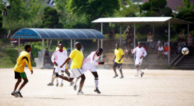 이주노동자 ‘미니 월드컵’ 갈등 실은 축구공 “뻥”