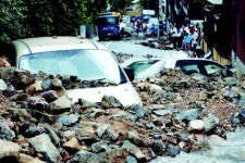 급류에 쓸리고…흙더미에 깔리고…‘젖은 날벼락