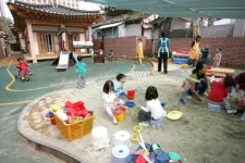 전통 숨쉬는 ‘한옥 어린이집’ 아이도 엄마도 매력에 빠지다