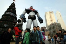 서울 광화문 사거리는 이순신 장군이, 서울광장은 로보트태권V가 지킨다!