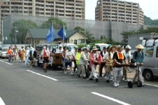 부산부터 판문점까지 “1톤 비석 싣고 평화 순례”