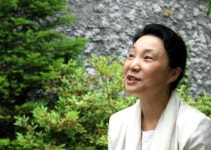 “이번에는 산자와 죽은자 하나되는 상생평화의 춤을!”