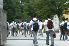 소수에 의한，소수를 위한 ‘학교’