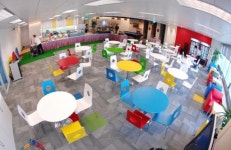 당구대에 안마의자 “놀이터야, 사무실이야”