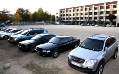 대형주차장으로 변한 ‘민주광장’