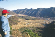출산길 막힌 개구리 ‘안전 이동’ 도우미