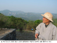 인간과 천상의 경계 넘어 길 비추는 달빛