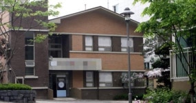 ‘아파트 영어마을’ 단지 안 상가로 피신중