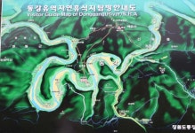 짙은 녹음 풀꽃향 더불어 동강 용틀임 한눈에